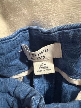 crown & ivy Shelby shorts textured blue 
 with cream button and gold rim